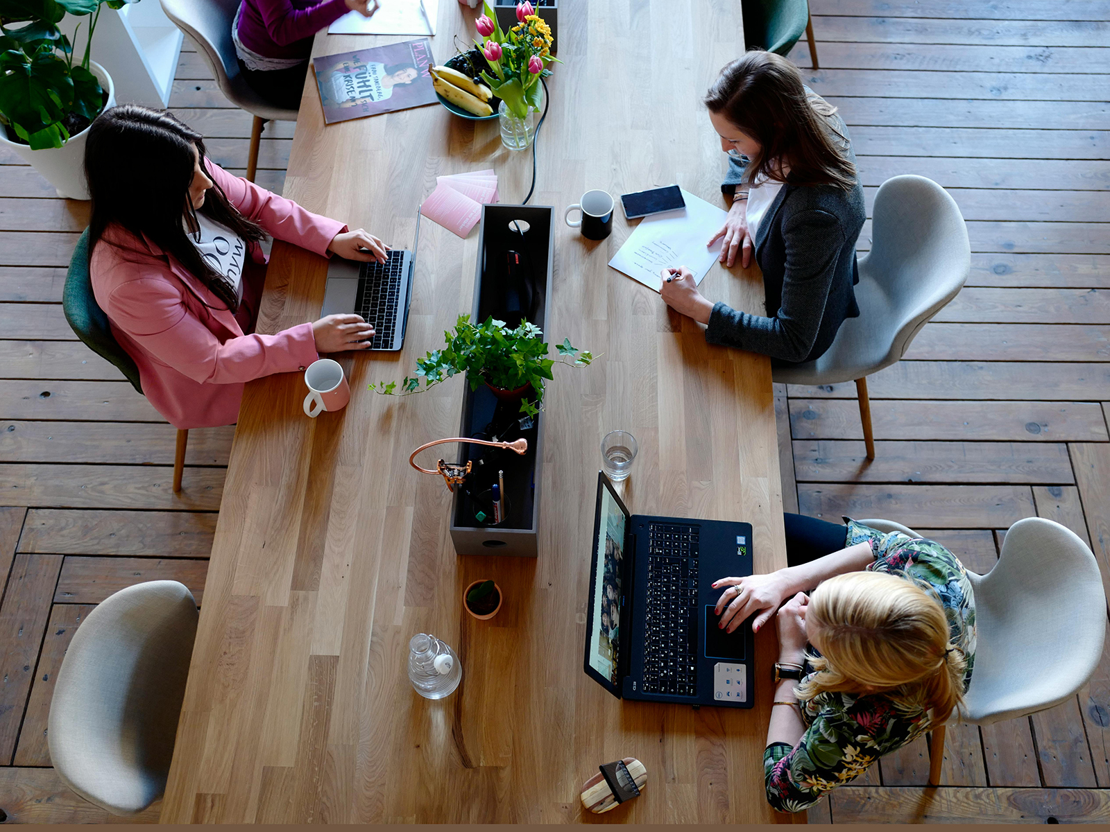 KinseyInvestigations.com Los Angeles Detectives - Three women sit at a table with tablets and laptops.